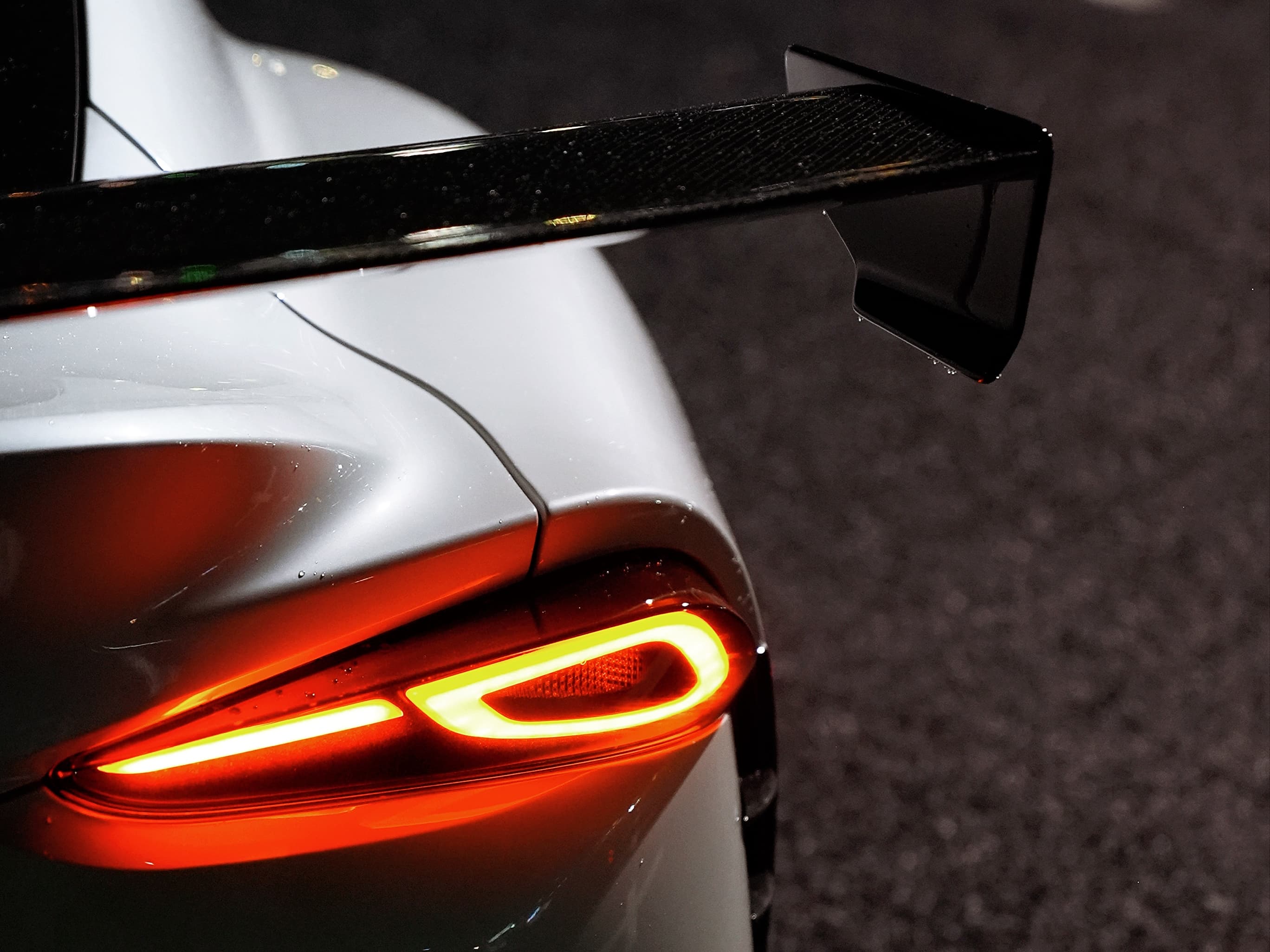 GR SUPRA向けドライカーボンパーツ